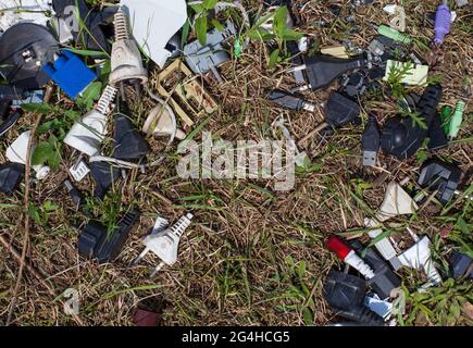 LESZNO, POLOGNE - 03 mai 2021 : concept de décharge de déchets , pile de déchets , décharge de déchets. Détruisez la nature. Pas de détritus Banque D'Images