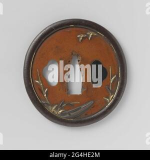 . Tsuba ovale de l'acheteur avec une bordure en fer; à l'avant à Iroe-Taka-Zogan un bateau au milieu du roseau, montrant deux oiseaux; à l'arrière du roseau; le Kogai-Hitsu est rempli de shakudo; signé 'otonyoken miboku'. Banque D'Images