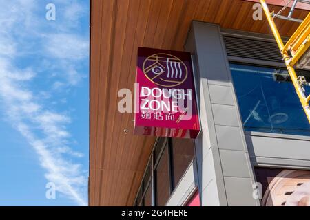 Kirkland, WA USA - vers mai 2021 : vue à angle bas de l'entrée d'un restaurant Dough zone, ouverture dans le centre-ville de Kirkland. Banque D'Images