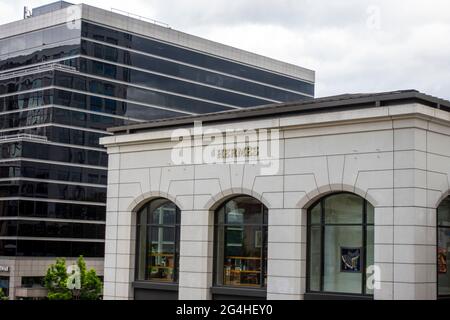 Bellevue, WA États-Unis - vers juin 2021 : vue inclinée d'une entrée de boutique de luxe Hermes dans le centre-ville. Banque D'Images