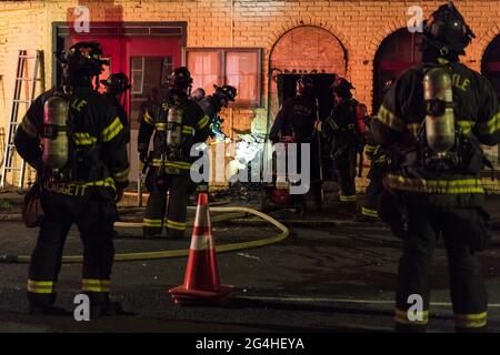 Seattle, États-Unis. 18 avril 2021. Le service des incendies de Seattle a mis en place des points d'accès après avoir répondu à un incendie de structure au restaurant pesos dans la Basse-Reine Ann Banque D'Images