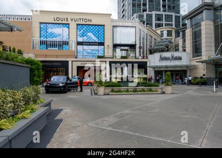 Bellevue, Washington, États-Unis - vers juin 2021 : vue sur le parking avec voiturier à l'extérieur du quartier commerçant des boutiques de Bravern dans le centre-ville de Bellevue. Banque D'Images