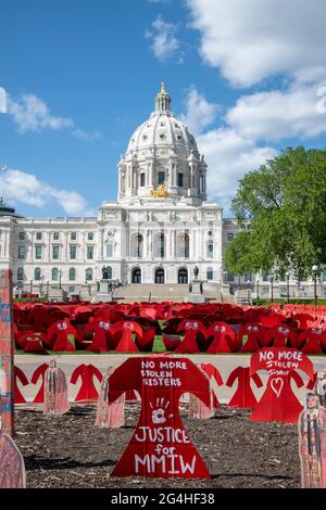 St. Paul, Minnesota. Mémorial aux femmes autochtones disparues et assassinées. Des milliers de robes rouges en carton ont été fixées sur la pelouse du Capitole de l'État Banque D'Images