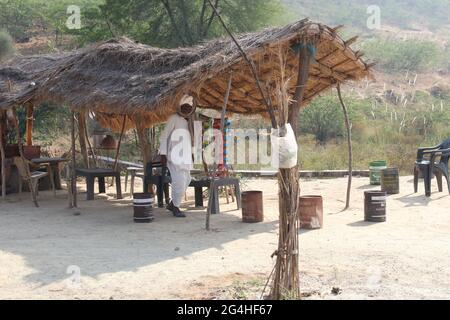 Jaipur,Rajasthan / Inde - déc 06 2019: Le vendeur de thé sur l'autoroute Delhi - Jaipur Banque D'Images