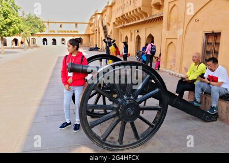 Jaipur, Rajasthan / Inde - Déc 06 2019: Les touristes prennent des photos près d'un vieux canon à Amber fort, Jaipur Banque D'Images