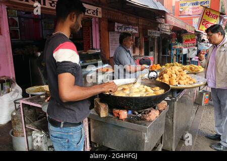 Cuisine de rue à Jaipur, Inde. Cuisine traditionnelle indienne - samosa, etc Banque D'Images