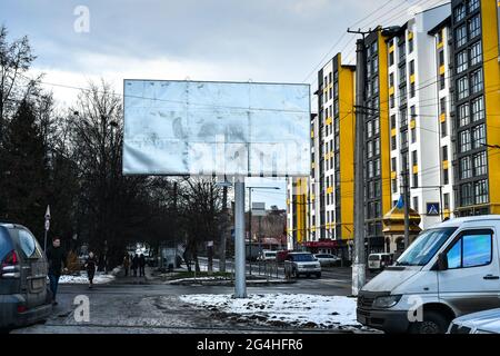 Maquette de panneau publicitaire plein air, affiche publicitaire extérieure sur la rue pour publicité ville de rue. Ivano-Frankivsk, Ukraine, 21 janvier 2021 Banque D'Images