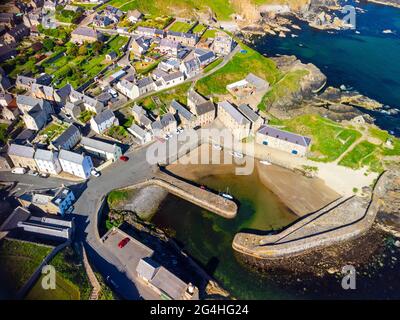 Antenne de ports historiques et village à Portsoy dans Aberdeenshire sur le Moray Firth, Écosse, Royaume-Uni Banque D'Images