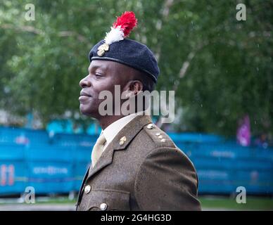 Londres, Royaume-Uni. 21 juin 2021. Un militaire observe la cérémonie de levée du drapeau des forces armées.le maire de Londres, Sadiq Khan, se joint aux membres des forces armées, de l'Assemblée de Londres et de la branche de l'Hôtel de ville de la Légion britannique pour rendre hommage aux militaires et aux femmes du Royaume-Uni avant la Journée nationale des forces armées le 26 juin, 2021. La cérémonie annuelle de levée du drapeau a eu lieu à l'extérieur de l'hôtel de ville le 21 juin 2021. Crédit : SOPA Images Limited/Alamy Live News Banque D'Images