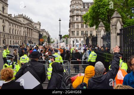 Londres, Royaume-Uni. 21 juin 2021. Les foules se rassemblent lors de la manifestation anti-verrouillage avec la police sur les gardes devant le Parlement.les manifestants s'affrontent avec la police lorsqu'ils se rassemblent devant les chambres du Parlement et Downing Street lors d'une manifestation exigeant la fin de tout autre verrouillage en Angleterre. Crédit : SOPA Images Limited/Alamy Live News Banque D'Images