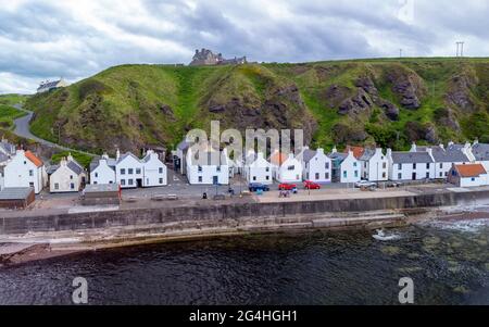 Vue aérienne du drone du village de Pennan sur la côte de Moray Firth dans l'Aberdeenshire, Écosse, Royaume-Uni Banque D'Images