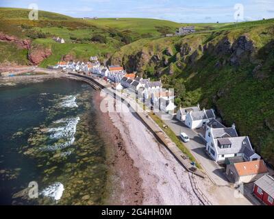 Vue aérienne du drone du village de Pennan sur la côte de Moray Firth dans l'Aberdeenshire, Écosse, Royaume-Uni Banque D'Images