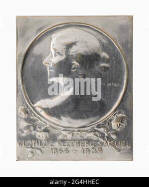 . Plaque de bronze argenté avec le portrait de Clotilde Kleeberg-Samuel (1866-1909), avec inscription de dédicace sur le dos : clotildae // kleberg-samvel // amici mucisqve dediti // qvod nermos mire pepvlit // hoc monumentum // p.c. // carolvs samvel // caram conjvgis effigem // tarte à aere // sc. Le portrait est montré dans le soulagement des basses minces et vu sur son dos et l'épaule. Banque D'Images