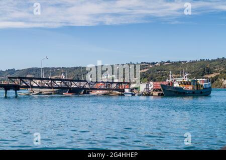 DALCAHUE, CHILI - 21 MARS 2015 : navires dans un port de Dalcahue, île de Quinchao, Chili Banque D'Images