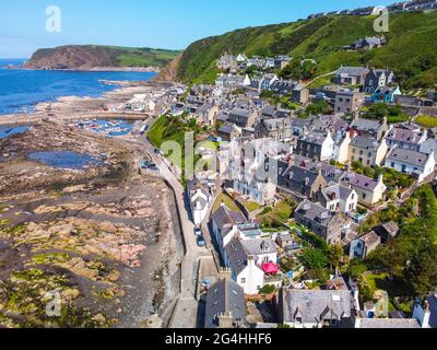 Vue aérienne depuis un drone de cottages bien emballés à Seatown, dans le village historique de Gardenstown, sur la côte de Moray firth à Aberdeenshire, en Écosse, au Royaume-Uni Banque D'Images