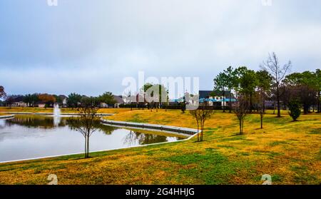 Le matin, le quartier marche après la pluie.Un quartier de banlieue dans la subdivision Glen Laurel.Sugar Land, Texas.ÉTATS-UNIS.Janvier 2021. Banque D'Images