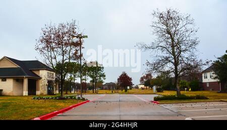 Le matin, le quartier marche après la pluie.Un quartier de banlieue dans la subdivision Glen Laurel.Sugar Land, Texas.ÉTATS-UNIS.Janvier 2021. Banque D'Images