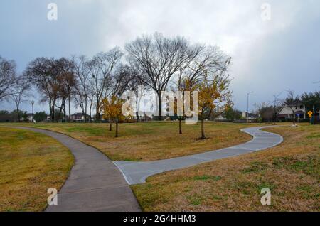 Le matin, le quartier marche après la pluie.Un quartier de banlieue dans la subdivision Glen Laurel.Sugar Land, Texas.ÉTATS-UNIS.Janvier 2021. Banque D'Images