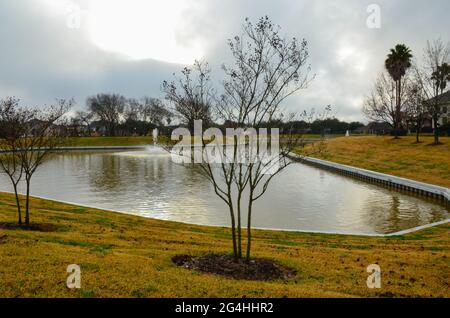 Le matin, le quartier marche après la pluie.Un quartier de banlieue dans la subdivision Glen Laurel.Sugar Land, Texas.ÉTATS-UNIS.Janvier 2021. Banque D'Images