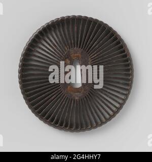 . Tsuba rond lobé sous la forme d'un chrysanthème stylisé avec 64 feuilles ajourées. Banque D'Images