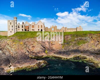 Vue aérienne du drone du château de Slains sur les falaises au-dessus de Moray Firth près de Cruden Bay dans Aberdeenshire, Écosse, Royaume-Uni Banque D'Images