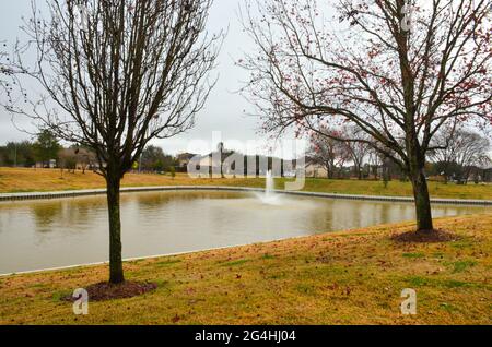 Le matin, le quartier marche après la pluie.Un quartier de banlieue dans la subdivision Glen Laurel.Sugar Land, Texas.ÉTATS-UNIS.Janvier 2021. Banque D'Images