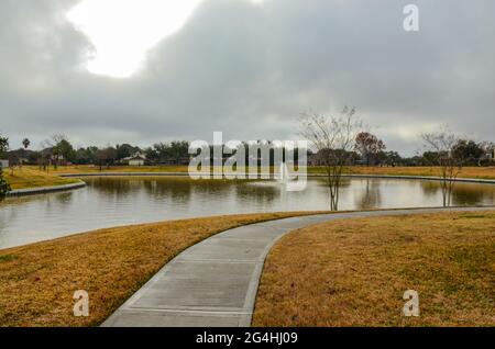 Le matin, le quartier marche après la pluie.Un quartier de banlieue dans la subdivision Glen Laurel.Sugar Land, Texas.ÉTATS-UNIS.Janvier 2021. Banque D'Images