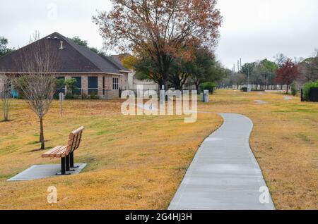 Le matin, le quartier marche après la pluie.Un quartier de banlieue dans la subdivision Glen Laurel.Sugar Land, Texas.ÉTATS-UNIS.Janvier 2021. Banque D'Images