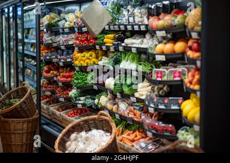 Une sélection de fruits et légumes est en vente dans un supermarché local de Sussex, au Royaume-Uni Banque D'Images