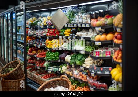 Une sélection de fruits et légumes est en vente dans un supermarché local de Sussex, au Royaume-Uni Banque D'Images