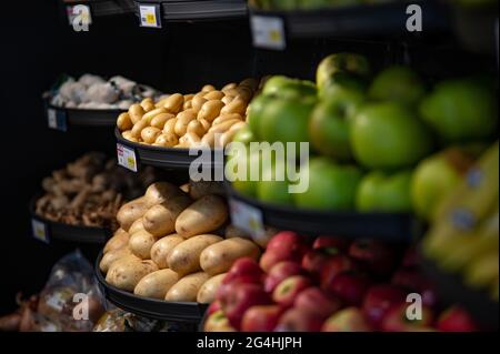 Une sélection de fruits et légumes est en vente dans un supermarché local de Sussex, au Royaume-Uni Banque D'Images