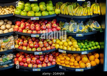 Une sélection de fruits et légumes est en vente dans un supermarché local de Sussex, au Royaume-Uni Banque D'Images