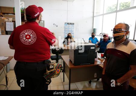 Mexico, Mexique. 21 juin 2021. MEXICO, MEXIQUE - JUIN 21 : les citoyens mexicains participent à l'exercice annuel du tremblement de terre avec l'hypothèse d'un tremblement de terre de grande ampleur ; Les gens ont été coordonnés par la Société nationale de protection civile, dans le but d'améliorer l'évacuation des bâtiments et de renforcer les actions préventives en cas de catastrophe le 21 juin 2021 à Mexico, Mexique. (Photo d'Eyepix/Sipa USA) crédit: SIPA USA/Alay Live News Banque D'Images