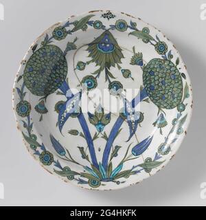 . Plat de quartz Fritgoed au plomb décoré d'une plante florale stylisée en vert, bleu et turquoise sur blanc sous un vernis transparent. Iznik. Banque D'Images