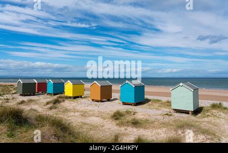 Huttes de plage colorées sur la plage de Findhorn à Moray, Morayshire, Écosse, Royaume-Uni Banque D'Images