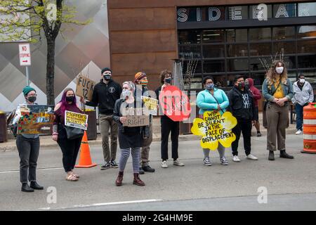 Minneapolis, Minnesota. Les manifestants se rassemblent pour mettre fin aux expulsions de logements durant la pandémie. Ils appellent à des réformes du système bancaire pour aider Banque D'Images