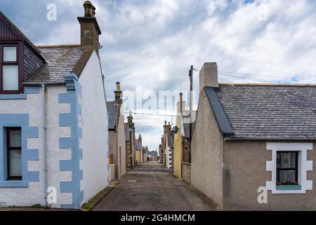 Étroite rue vide entre les rangées de chalets à portknokie, Moray, Écosse, Royaume-Uni Banque D'Images