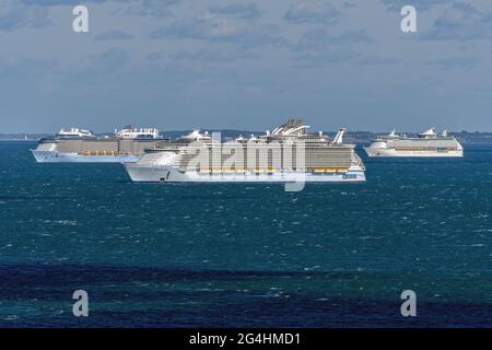 Les navires de croisière Royal Caribbean Anthem of the Seas, allure of the Seas et Explorer of the Seas à l'ancre à Poole Bay, Dorset, Royaume-Uni Banque D'Images