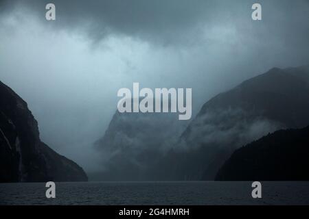 Tempête de pluie au-dessus du Doubtful Sound, parc national Fiordland, Île du Sud, Nouvelle-Zélande Banque D'Images