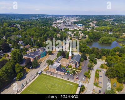 Vue aérienne de la première église baptiste au 111 Park Avenue et Salisbury Pond en été dans le centre-ville de Worcester, Massachusetts, États-Unis. Banque D'Images