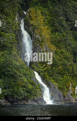 Cascade, Doubtful Sound, parc national Fiordland, Île du Sud, Nouvelle-Zélande Banque D'Images