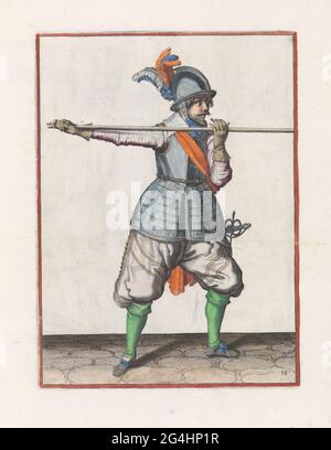 Soldat portant sa brochette avec les deux mains horizontalement à hauteur d'épaule, sa main droite au pied de l'arme; Corte Underswsinghe sur la figure figureerliicke, entre autres T'oodcht Ghebruyck, d'Al T'ghene a Soldaet Int agissant de la brochette est Nreich. Un soldat, pour les pieds, qui porte une brochette (lance) avec les deux mains horizontalement à hauteur d'épaule, sa main droite au pied de l'arme. C'est le troisième acte pour abaisser la brochette à continuer sous un gain. Cet imprimé fait partie de la série de 32 imprimés numérotés à la main de brochettes dans l'opéra d'armes. Banque D'Images