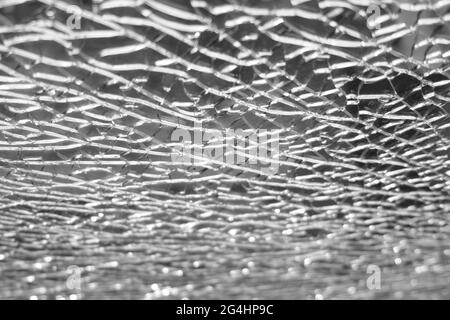 Texture des fissures sur fond de verre incolore cassé Banque D'Images