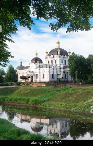 Belle cathédrale de l'Annonciation du très Saint Théotokos dans une petite ville de Gagarin en Russie avec une rivière et des feuilles d'arbre au premier plan Banque D'Images