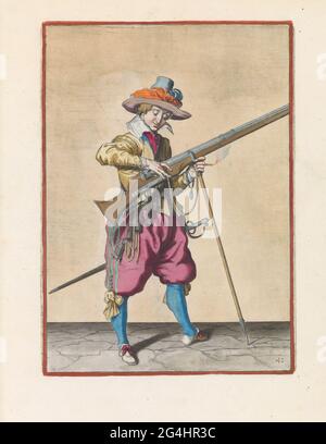 Soldat sur la garde qui donne la mèche sur le coq de son musket le bon endroit et la forme; Corte sous-curate sur la figure figuerliicke, tellement aengaet le ghebruyck droit avant musquet. Un soldat en attente, plein, à droite, qui tient un mousquet (un certain type d'arme à feu) avec sa main gauche à la fourche de Furket (fourche de mousket) où la boucle est en place. Avec le pouce et le doigt central de sa main droite, il donne la mèche brûlante sur le coq (partie du mécanisme inflammatoire) de son musket la bonne place et forme. Cet imprimé fait partie de la série de 43 imprimés de mousquetaires numérotés à la main dans un Banque D'Images