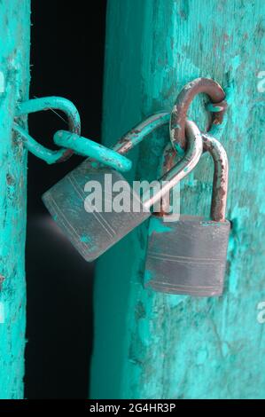 deux vieilles cadenas sur la porte verte de la ville mexicaine Banque D'Images