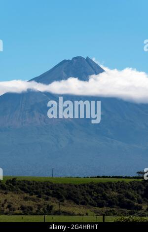 Mont Taranaki (Egmont) et les terres agricoles près d'Eltham, Taranaki, Île du Nord, Nouvelle-Zélande Banque D'Images