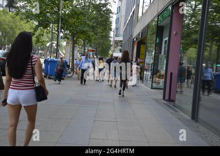 Scène estivale de rue à Tauentzienstrasse à Berlin, Allemagne - 21 juin 2021 Banque D'Images