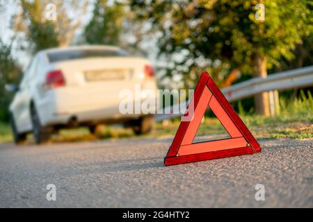 triangle rouge sur la route comme symbole de l'accident de voiture sur l'autoroute Banque D'Images
