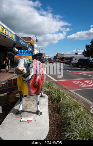 Sculpture d'une vache dans le centre-ville de Morrinsville, représentant l'élevage laitier de la région, Waikato, Île du Nord, Nouvelle-Zélande Banque D'Images